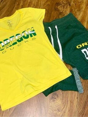 Oregon Ducks Yellow V-Neck Tee & Green Sweatpants Set